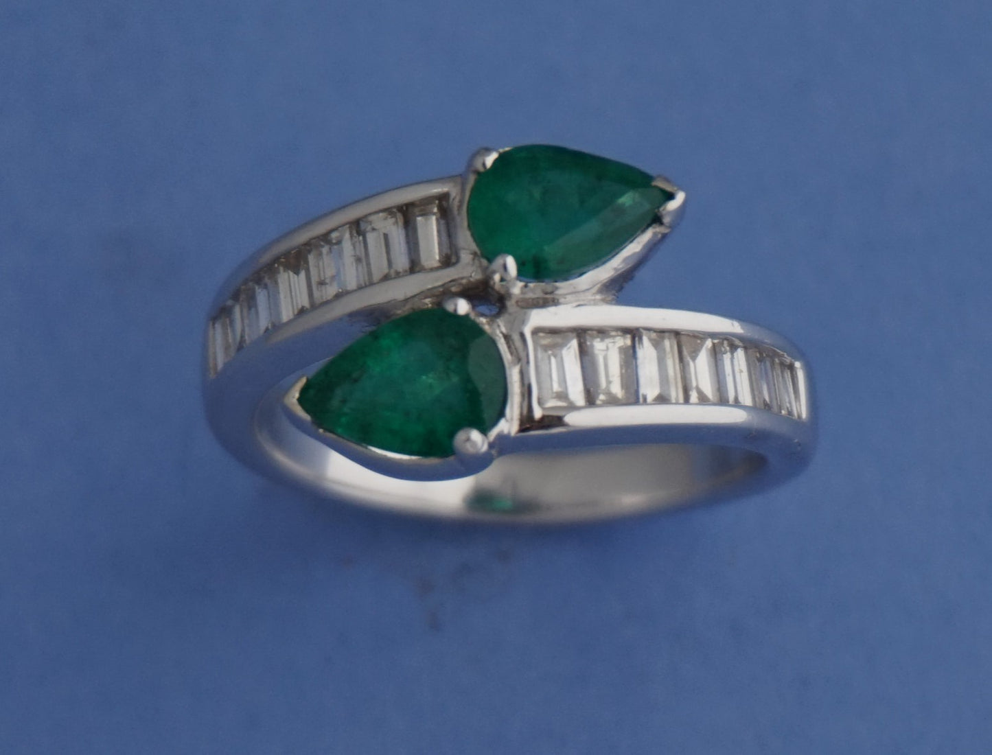 18k White Gold overlapping Ring studded with Diamonds & Emeralds